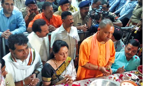 मुख्यमंत्री योगी आदित्यनाथ पहुंचे ठा. बांकेबिहारी की शरण