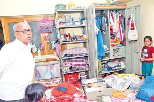 एमआर के सूने घर के चटकाए ताले एमआर के सूने घर के चटकाए ताले