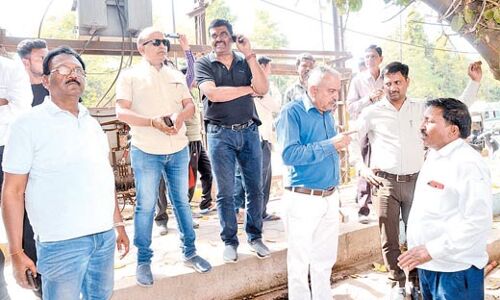 उत्कृष्ट बाजार बनाने से पहले विवाद, सिटी प्लानर ने दी गालियां उत्कृष्ट बाजार बनाने से पहले विवाद, सिटी प्लानर ने दी गालियां