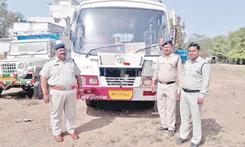 परिवहन विभाग ने दो लाख का बकाया कर निकाला परिवहन विभाग ने दो लाख का बकाया कर निकाला