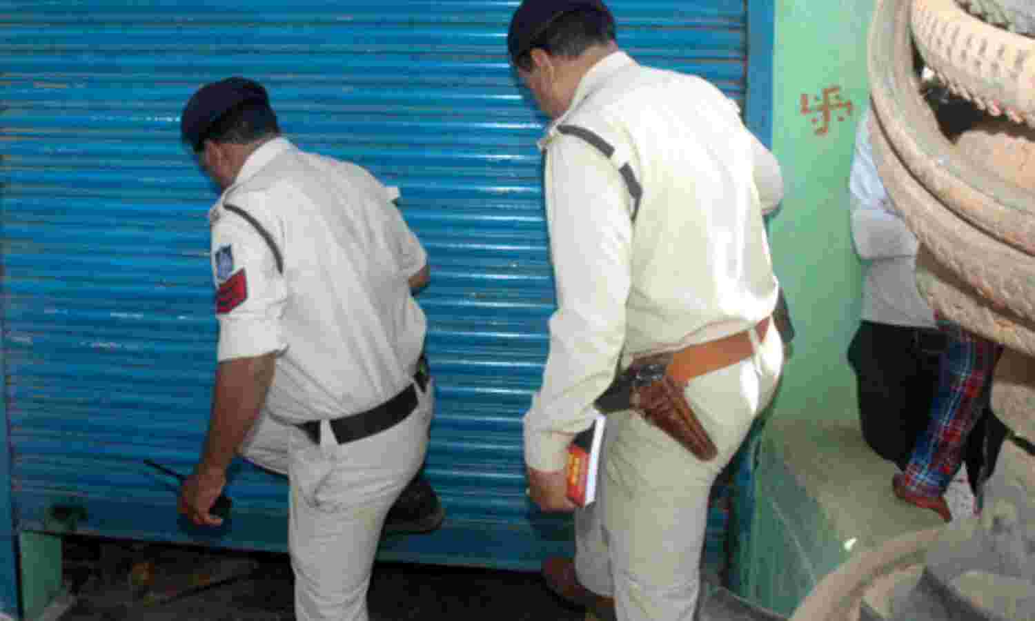 संपत्ति को लेकर परिवार में लंबे समय सेे चल रहा था विवाद, पेट्रोल छिड़ककर लगाई गई आग संपत्ति को लेकर परिवार में लंबे समय सेे चल रहा था विवाद, पेट्रोल छिड़ककर लगाई गई आग