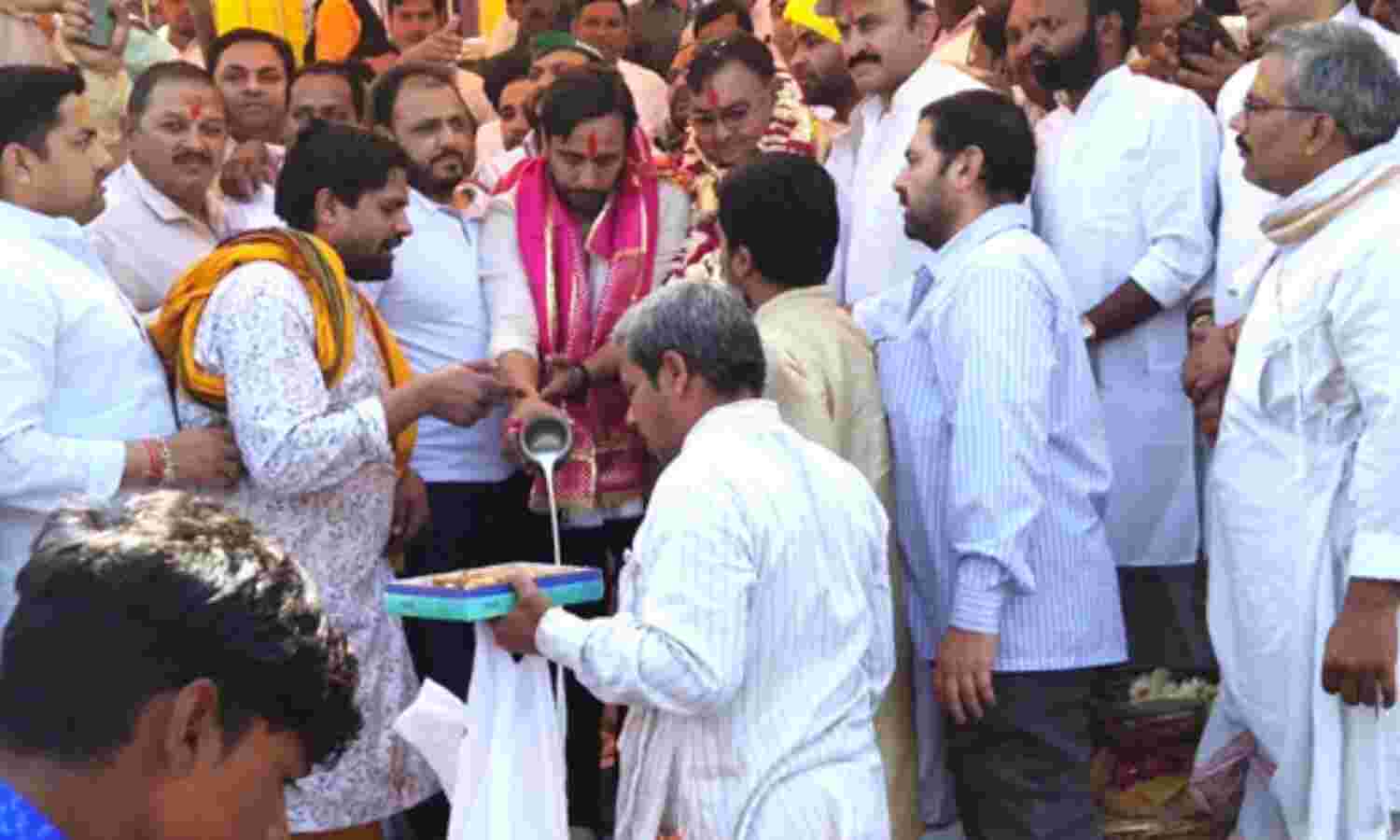 दम-खम के साथ प्रत्याशियों ने किया नामांकन दम-खम के साथ प्रत्याशियों ने किया नामांकन