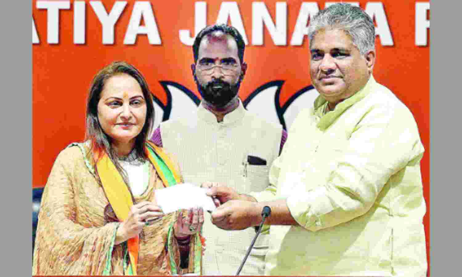 भाजपा में आने के पांच घंटे के भीतर जयप्रदा को रामपुर से टिकट, आजम खां से मुकाबला भाजपा में आने के पांच घंटे के भीतर जयप्रदा को रामपुर से टिकट, आजम खां से मुकाबला