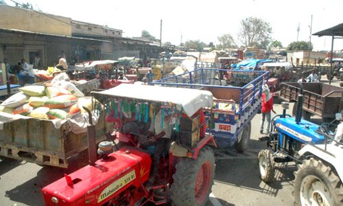 मंडी में होने लगी अनाज की बारिश