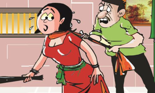 माँ और बेटी से मारपीट के बाद घर में लगाई आग