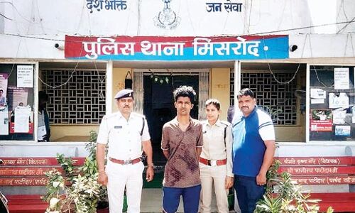 एटीएम से चोरी करने आए आरोपी गिरफ्तार एटीएम से चोरी करने आए आरोपी गिरफ्तार