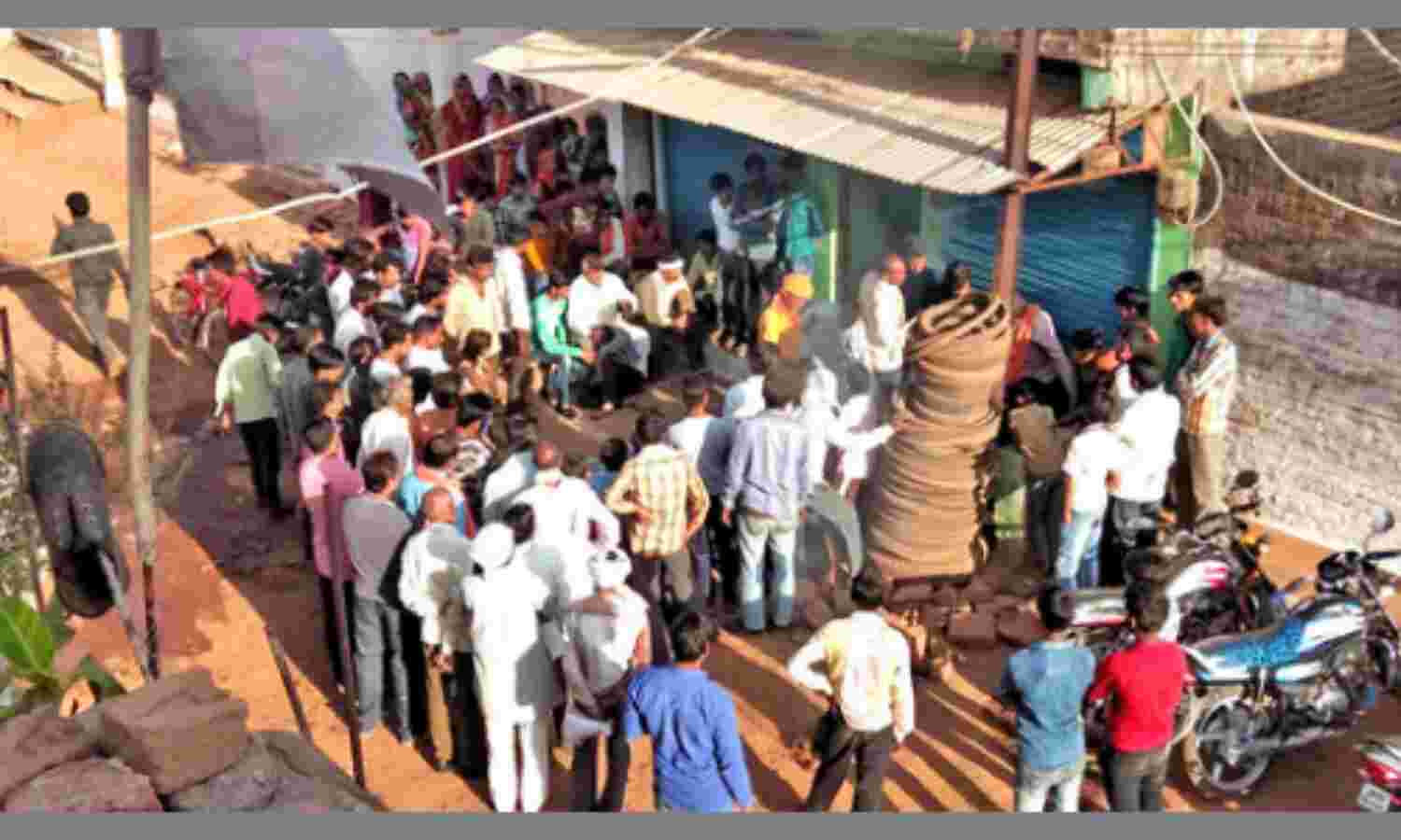 झुलसे परिवार में से पिता-पुत्र ने तोड़ा दम, पाँच सदस्य अभी भी जिदंगी और मौत से कर रहे संघर्ष झुलसे परिवार में से पिता-पुत्र ने तोड़ा दम, पाँच सदस्य अभी भी जिदंगी और मौत से कर रहे संघर्ष