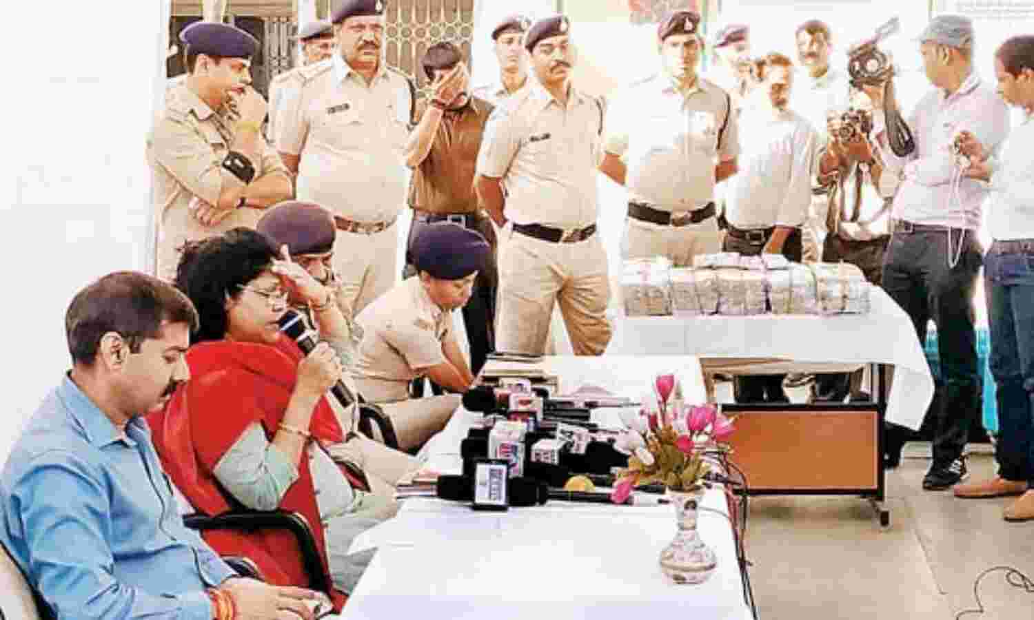 नकली पुलिस बन रेलगाड़ी में लूट करने वाले दबोचे नकली पुलिस बन रेलगाड़ी में लूट करने वाले दबोचे