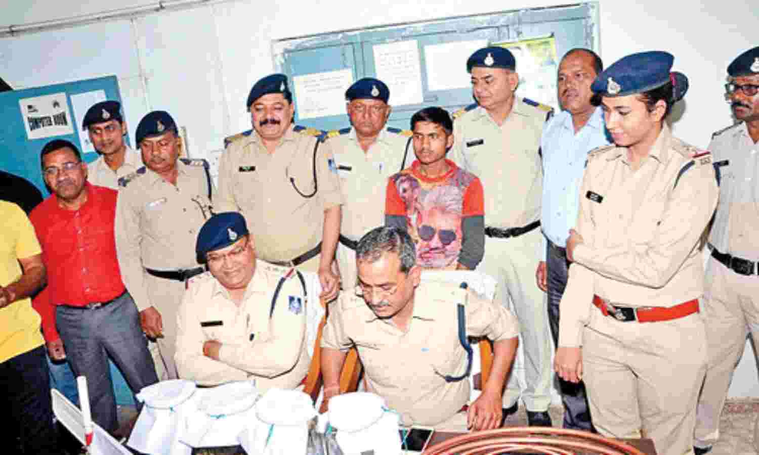 शातिर चोर पकड़ा, एक लाख का माल बरामद शातिर चोर पकड़ा, एक लाख का माल बरामद