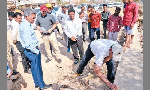 सड़क में कितने एमएम की गिट्टी डली है कितनी बार रोलर चलाया, कुछ पता है आपको सड़क में कितने एमएम की गिट्टी डली है कितनी बार रोलर चलाया, कुछ पता है आपको