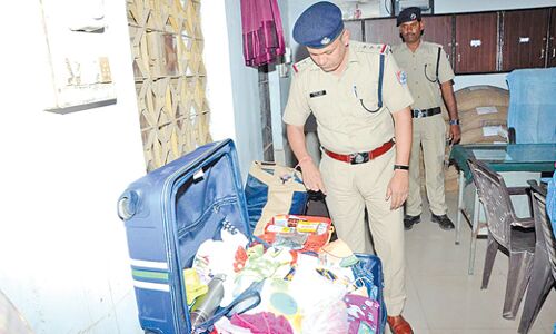 सर्कुलेटिंग एरिया में बैग मिलने से सनसनी सर्कुलेटिंग एरिया में बैग मिलने से सनसनी