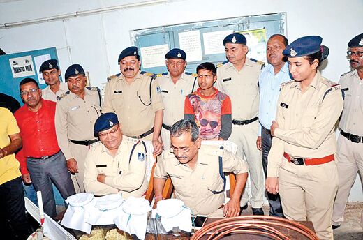 शातिर चोर पकड़ा, एक लाख का माल बरामद शातिर चोर पकड़ा, एक लाख का माल बरामद