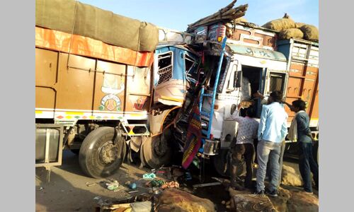 रुठियाई के पास आमने-सामने भिड़े दो ट्रक, एक घायल