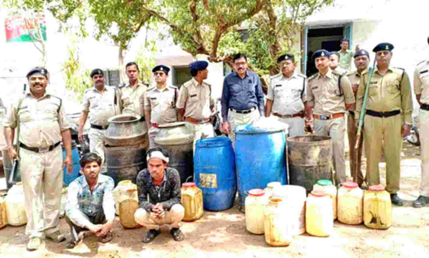 पुलिस के सामने ही भाग गए बदमाश पुलिस के सामने ही भाग गए बदमाश