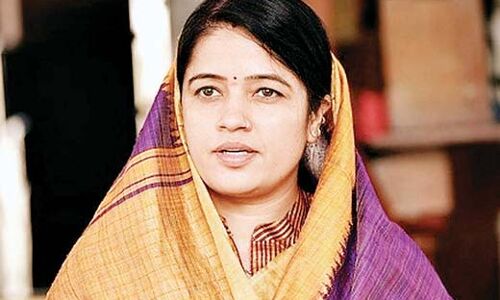 किस रंग में रंगेगी सीधी किस रंग में रंगेगी सीधी