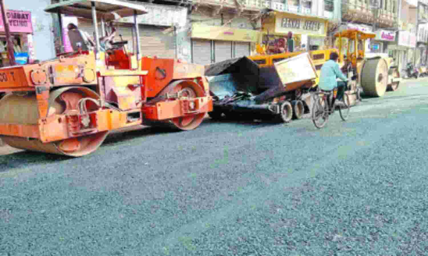 प्रतिबंधित फर्म बना रही सराफा की सड़क प्रतिबंधित फर्म बना रही सराफा की सड़क