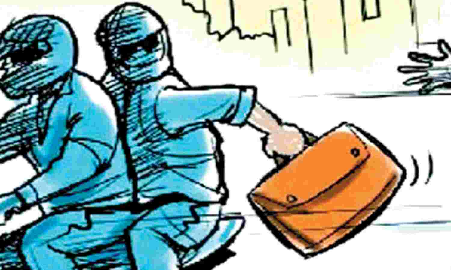 नकाबपोश बदमाश ने महिला से पर्स लूटा नकाबपोश बदमाश ने महिला से पर्स लूटा