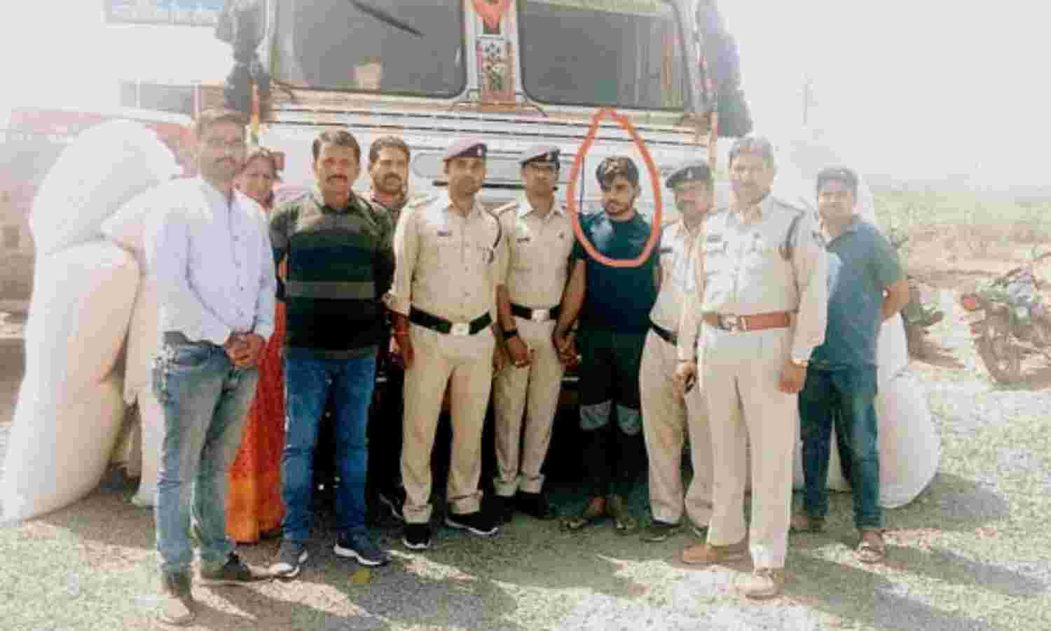 आटे की बोरियों के पीछे छिपा 71 लाख का डोंडाचुरा जब्त