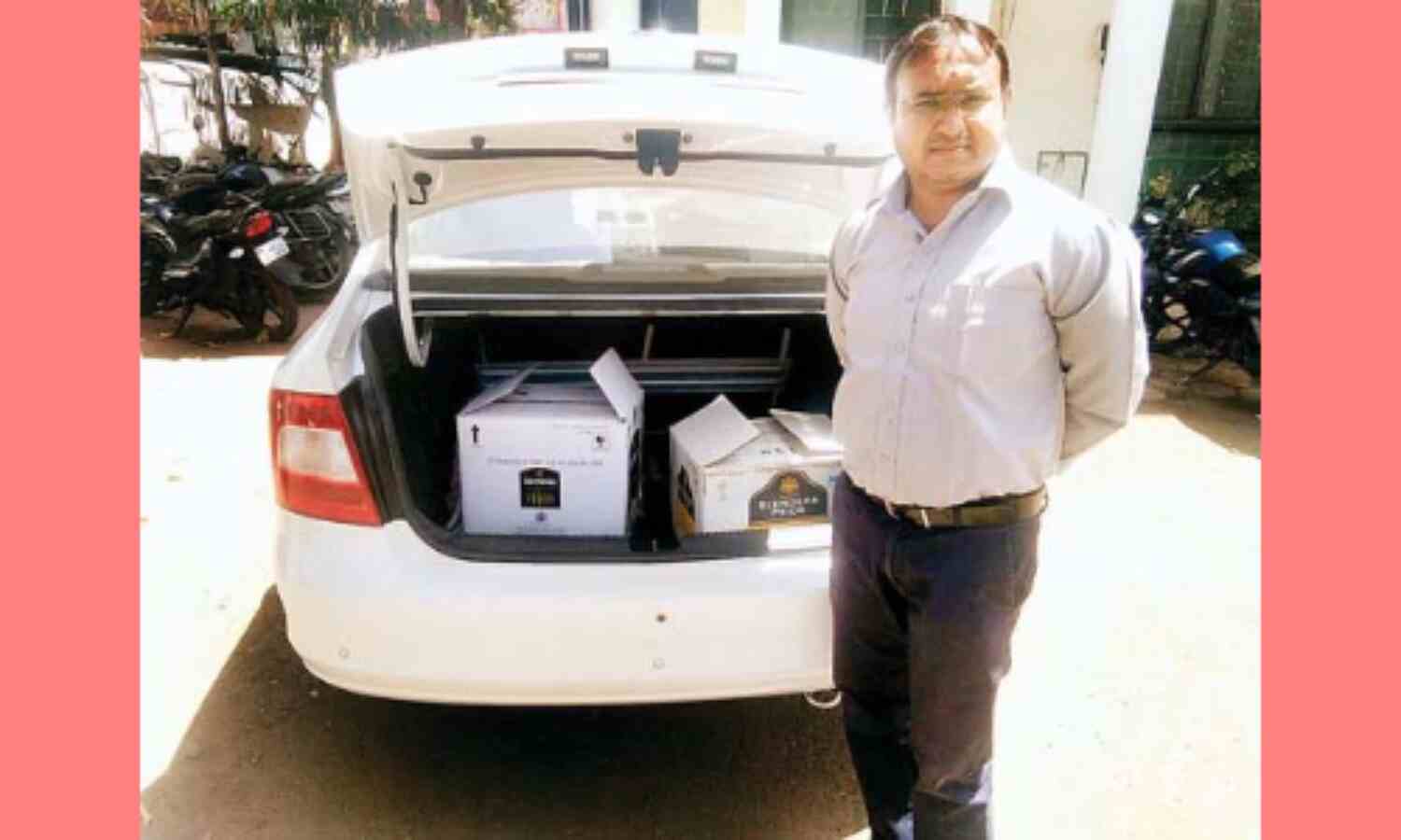 वाहन सहित शराब तस्कर गिरफ्तार वाहन सहित शराब तस्कर गिरफ्तार