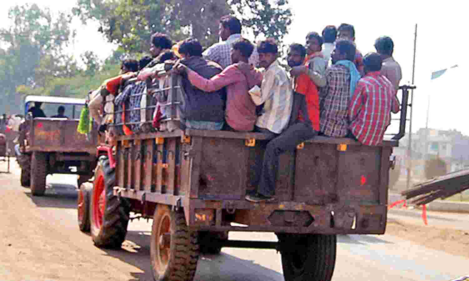 हादसों के बाद भी नहीं लग पा रही ट्रेक्टर-ट्रॉलियों पर लगाम, आवागमन भी होता रहता है बाधित हादसों के बाद भी नहीं लग पा रही ट्रेक्टर-ट्रॉलियों पर लगाम, आवागमन भी होता रहता है बाधित