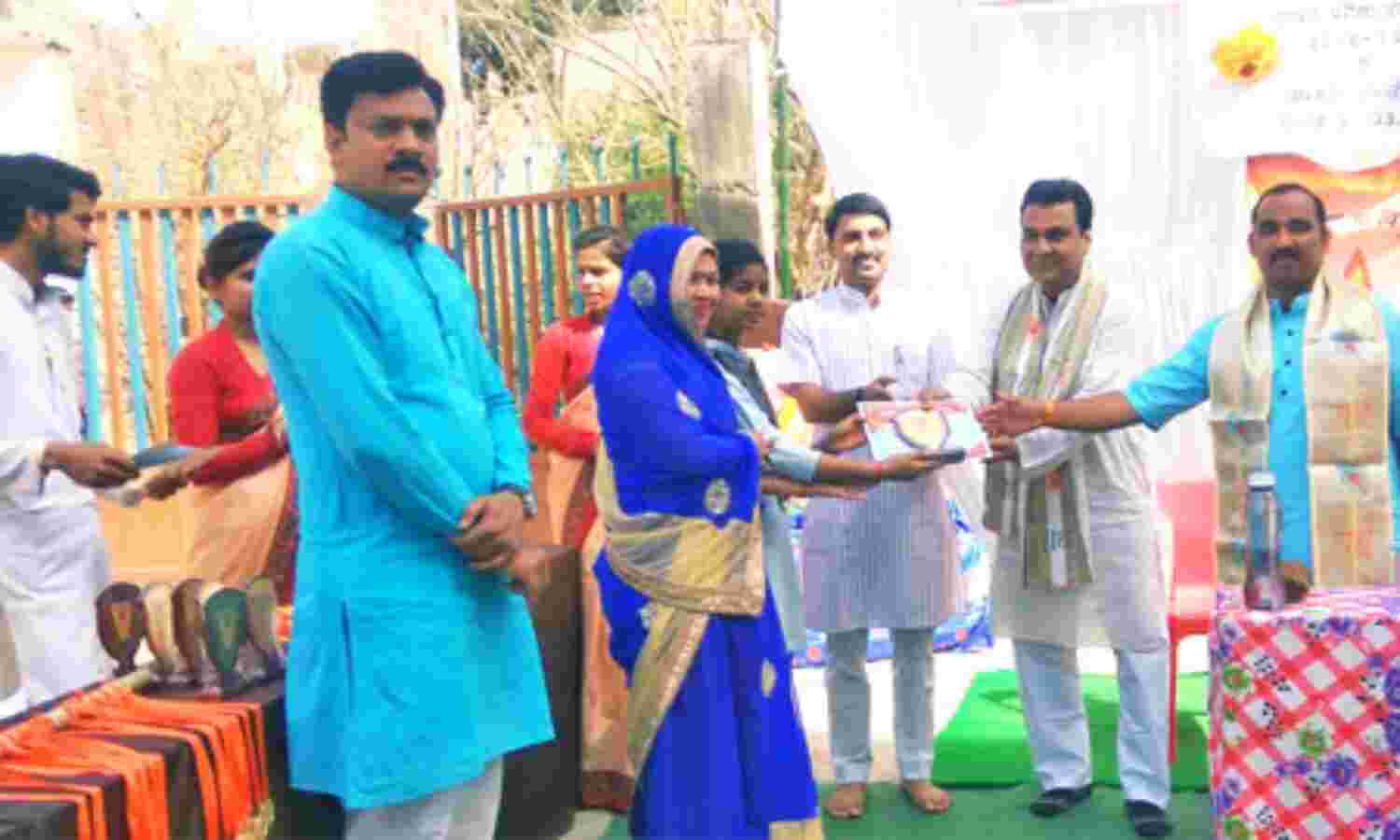 हिन्दी से होना चाहिए प्रेम : कौरव हिन्दी से होना चाहिए प्रेम : कौरव