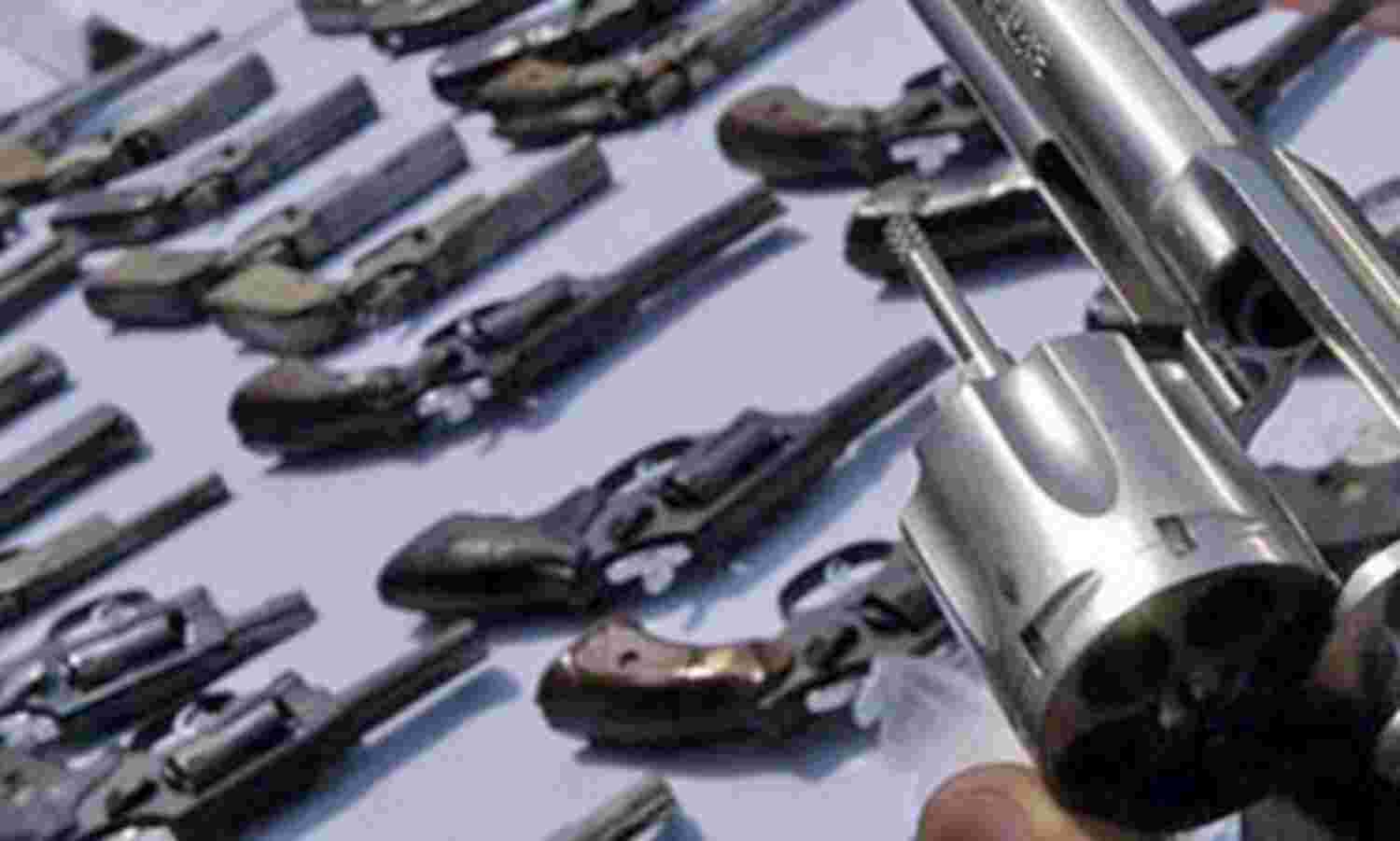 चुनाव से पहले पुलिस ने पकड़ी अवैध हथियारों की फैक्ट्री