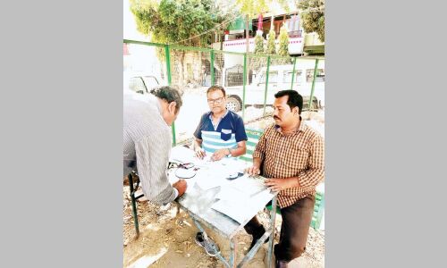 खुले में बिना सुविधाओं के काम कर रहे हैं बीएलओ