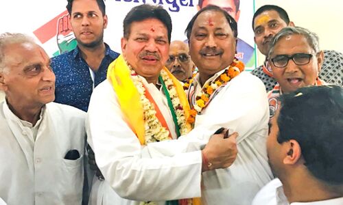 प्रदीप माथुर-महेश पाठक ने गले मिलकर दूर किए गिले-शिकवे