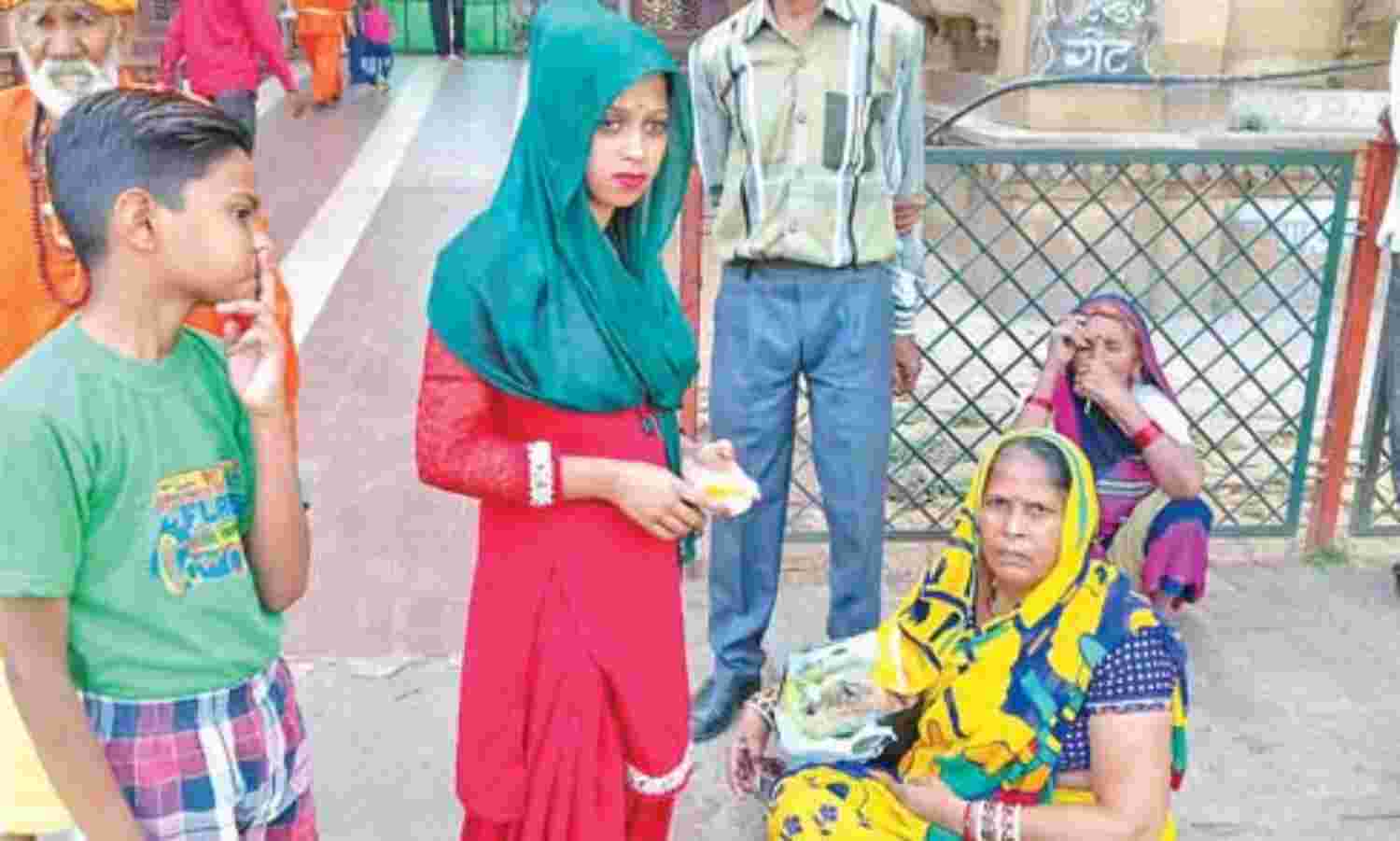 आलू की सब्जी में तैर रहे थे कीड़े, अधीक्षक से की शिकायत