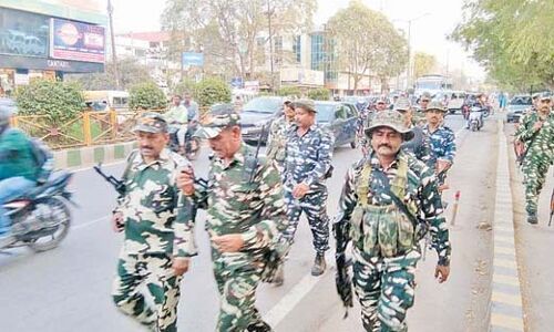 पुलिस ने फ्लैग मार्च निकालकर किया शक्ति प्रदर्शन