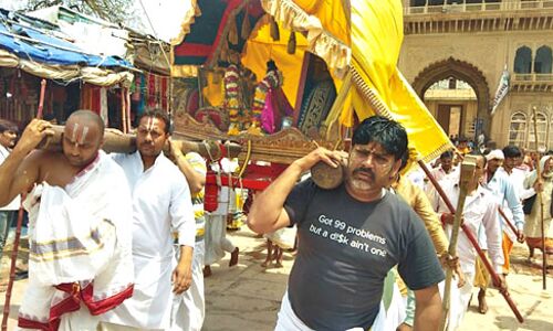 भगवान रंगनाथ ने गोदाजी के साथ खेला गेंदबच्ची का खेल