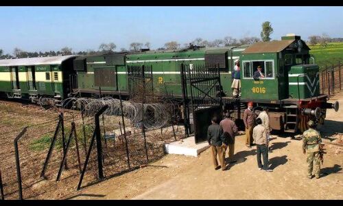 कश्मीर में अनुच्छेद 370 हटने से बौखलाकर पाकिस्तान ने समझौता एक्सप्रेस ट्रेन रोकी