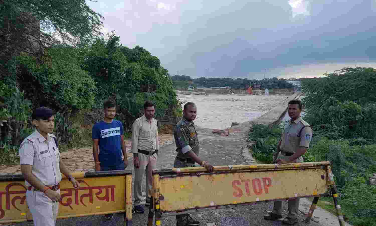 सेवड़ा के संकुआ पुल भी क्रॉस कर गया जलस्तर, पुल से आने जाने पर रोक