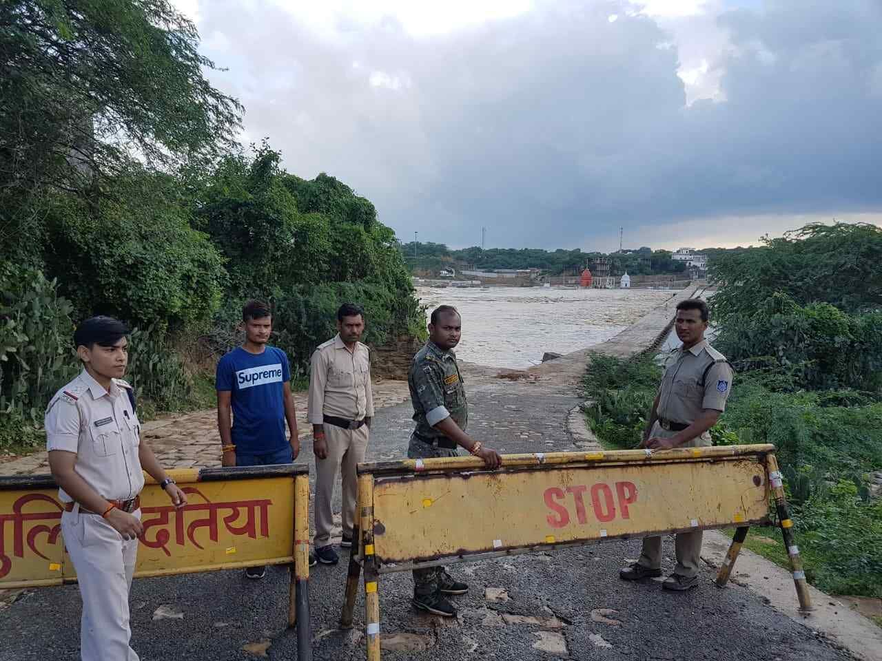 सेवड़ा के संकुआ पुल भी क्रॉस कर गया जलस्तर, पुल से आने जाने पर रोक