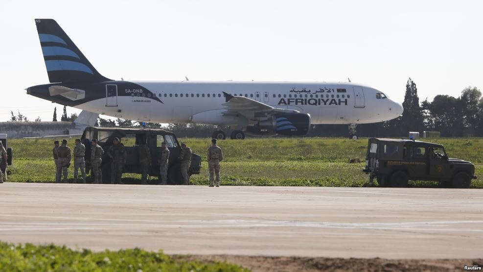 लीबियाई विमान हाईजैक: सभी 118 यात्री छूटे, अपहरणकर्ताओं ने किया सरेंडर