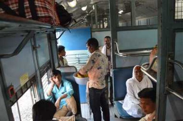 लम्बी दूरी की ट्रेनों में बिक रही दूषित सामग्री, 4यात्रियों की सेहत से हो रहा है खिलवाड़
