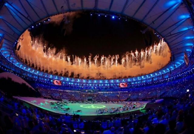 रियो ओलंपिक ओलंपिक का रंगारंग शुभारंभ, अभिनव बिंद्रा ने की भारतीय दल की अगुवाई