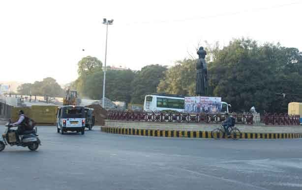 रेलवे पुल का रास्ता साफ करने मानसिंह प्रतिमा हटाने की कसरत में जुटा प्रशासन