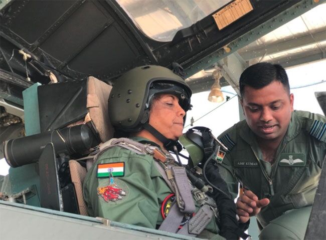 रक्षा मंत्री निर्मला सीतारमन ने सुखोई-30 में भरी उड़ान