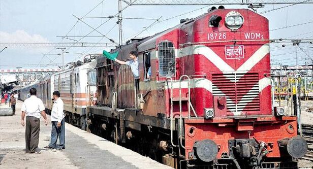 यात्री और माल ढुलाई में राजस्व के मामले में लक्ष्य से पिछड़ा रेलवे