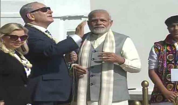 मोदी के साथ इजरायली प्रधानमंत्री नेतन्याहू ने उड़ाई पतंग, चलाया चरखा