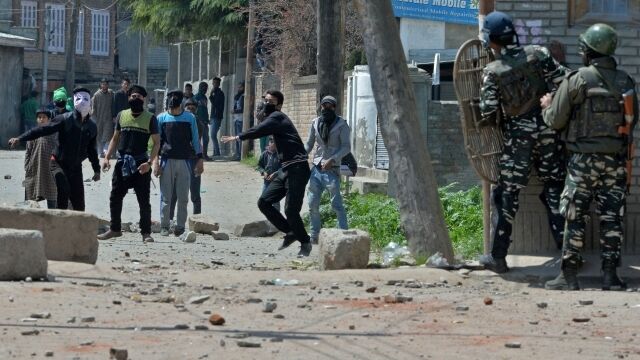 मानव ढाल: कश्मीर में सेना के युवा अधिकारियों के सामने रोज़ रहती हैं असामान्य परिस्थितियां