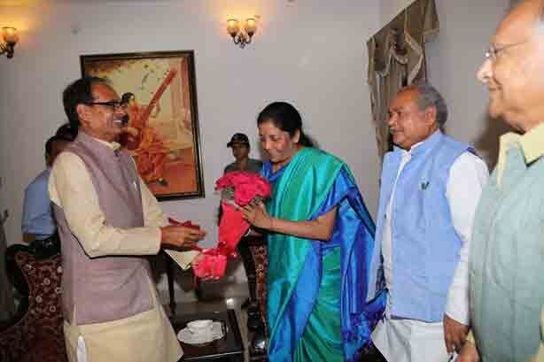 मुख्यमंत्री चौहान और केन्द्रीय मंत्री तोमर ने किया रक्षा मंत्री का स्वागत