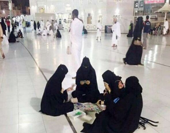 मक्का की मस्जिद में महिलाओं की बोर्ड गेम खेलने वाली तस्वीर पर मचा बवाल