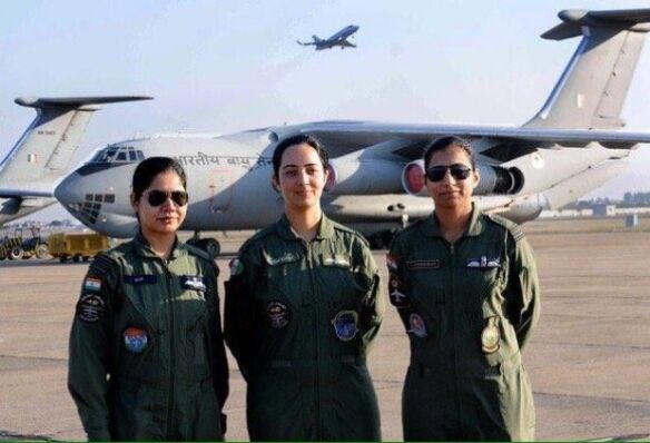 भारतीय वायुसेना में पहली बार शामिल हुईं तीन महिला फाइटर पायलट