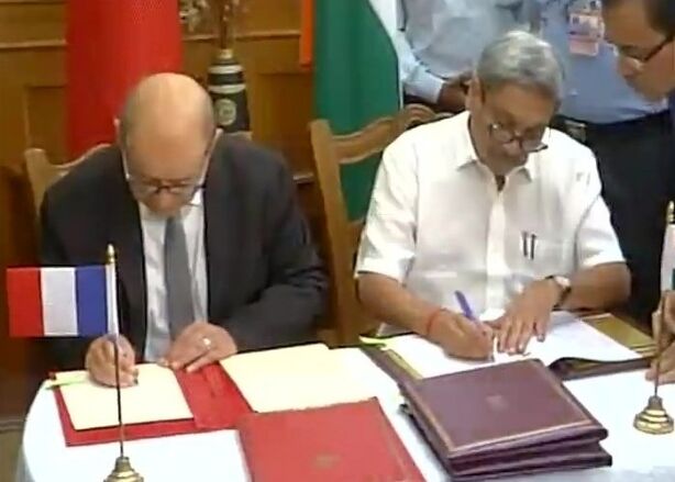 भारत-फ्रांस में राफेल लड़ाकू विमानों के सौदे पर हस्ताक्षर,  मोदी सरकार ने बचाए 5600 करोड़ रुपये