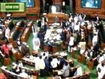भाजपा सांसदों ने विरोध कर रहे कांग्रेस सांसदों को गुलाब दिया