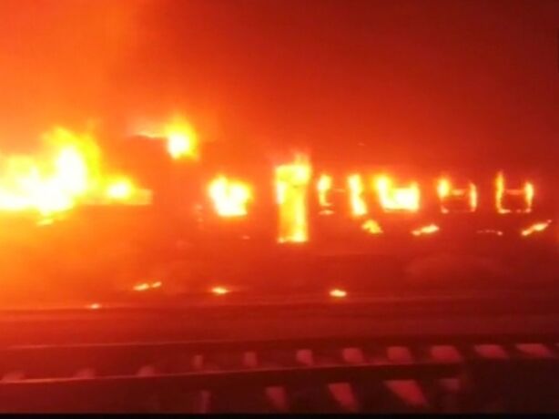 बिहार: मोकामा में पैसेंजर ट्रेन में लगी आग, कई बोगियां जलकर खाक