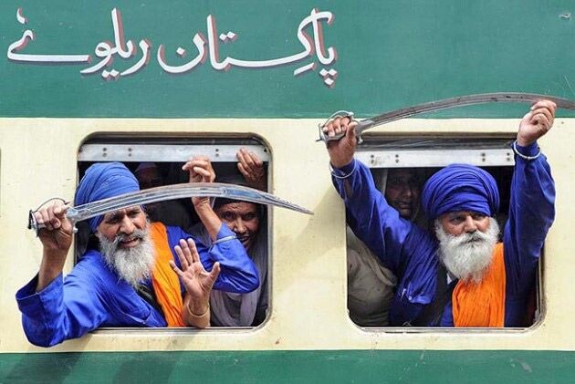 पाकिस्तान में सिखों के जबरन धर्म परिवर्तन पर गरमाई पंजाब की सियासत, अमरिंदर की मांग पर सुषमा स्वराज ने ट्विट कर दिया भरोसा