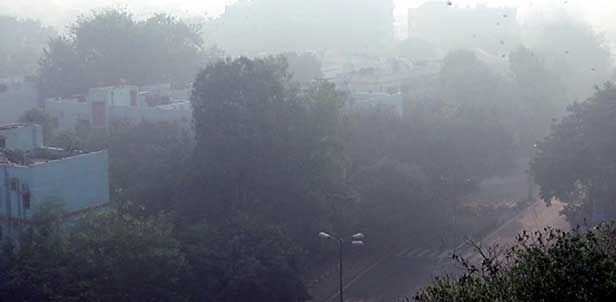 पटाखों पर बैन के बावजूद दिल्ली में छाई धुंध